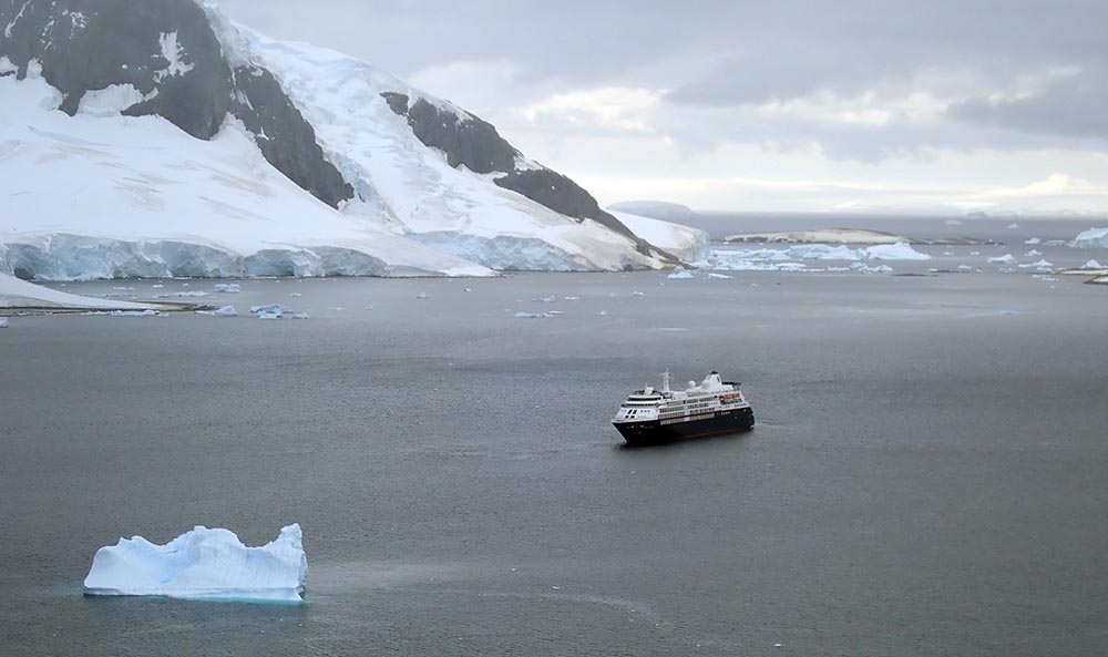 antarctic-peninusla-ship-tour