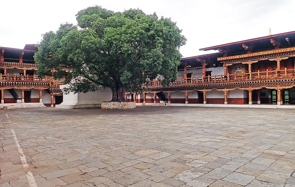 bhutan-temple-courtyard