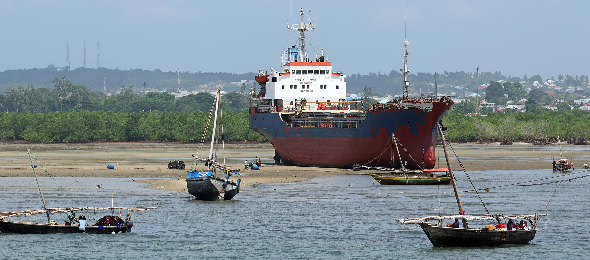 ships-and-boats-at-low-tide-mangroves-kilwa-