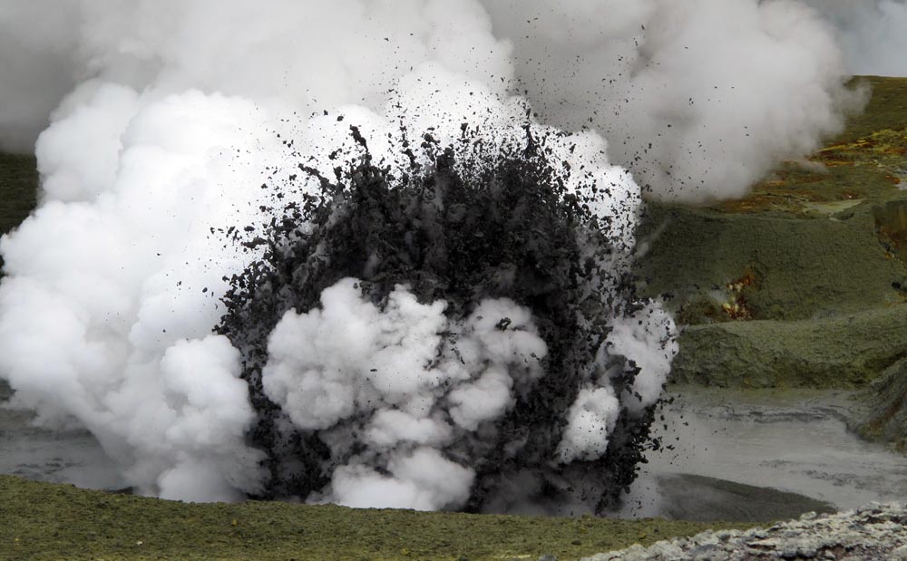 White Island going off in New Zealand (Damon Ramsey, www.ecosystem-guides.com)